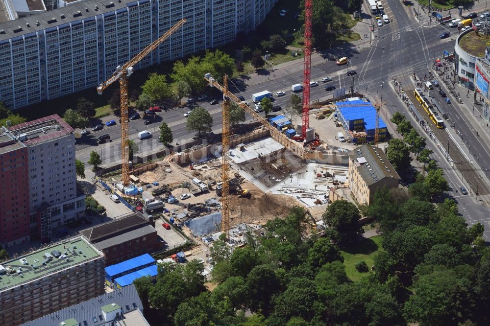 Berlin aus der Vogelperspektive: Baustelle zum Neubau eines Wohn- und Geschäftshauses an der Rathausstraße im Ortsteil Lichtenberg in Berlin, Deutschland