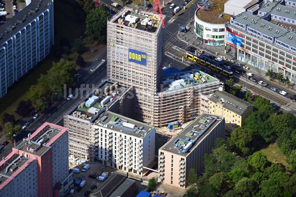 Berlin von oben - Baustelle zum Neubau eines Wohn- und Geschäftshauses an der Rathausstraße im Ortsteil Lichtenberg in Berlin, Deutschland