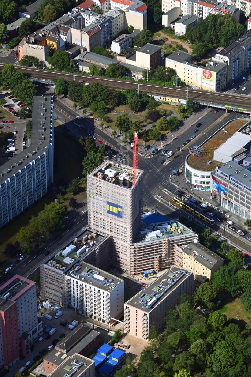 Berlin aus der Vogelperspektive: Baustelle zum Neubau eines Wohn- und Geschäftshauses an der Rathausstraße im Ortsteil Lichtenberg in Berlin, Deutschland