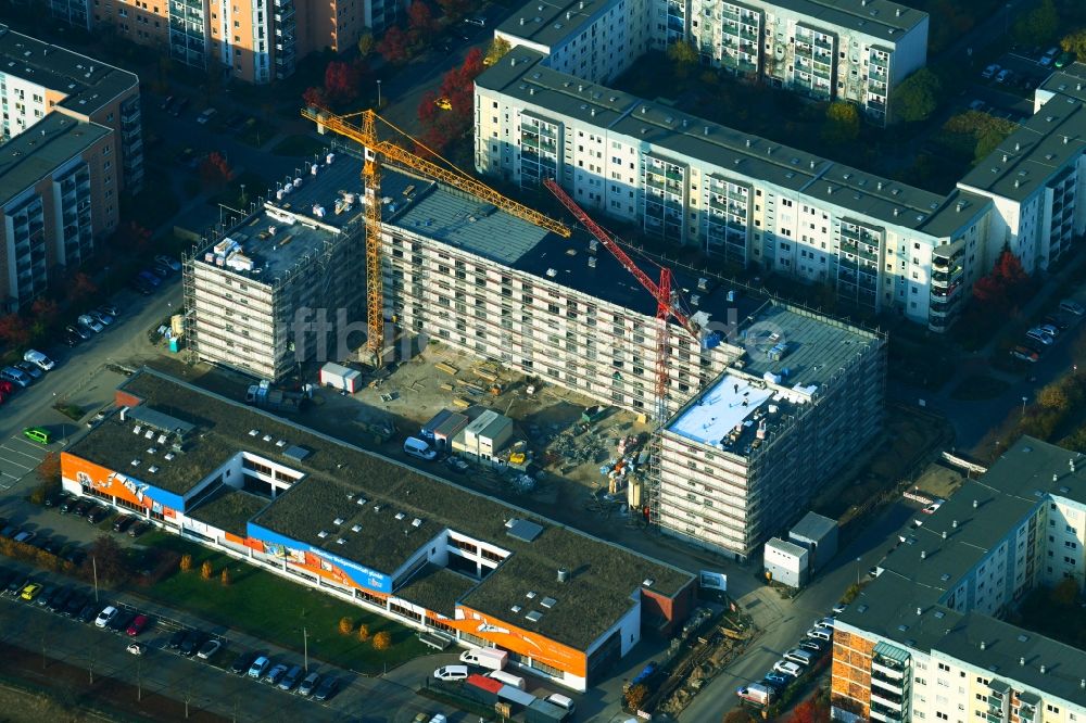 Luftbild Berlin - Baustelle zum Neubau eines Wohn- und Geschäftshauses an der Schkeuditzer Straße - Böhlener Straße im Ortsteil Hellersdorf in Berlin, Deutschland