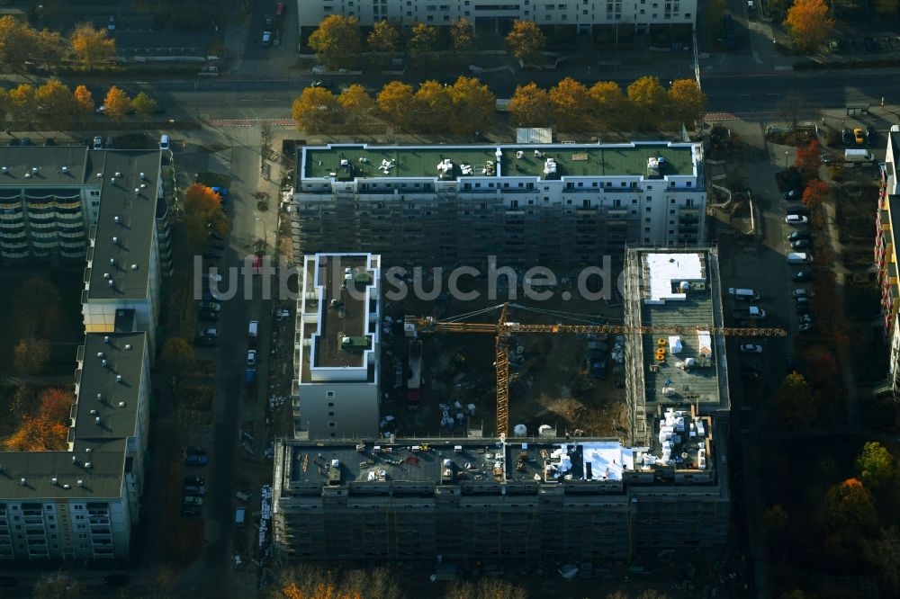 Berlin aus der Vogelperspektive: Baustelle zum Neubau eines Wohn- und Geschäftshauses an der Schwarzheider Straße Ecke Louis-Lewin-Straße - Forster Straße im Ortsteil Hellersdorf in Berlin, Deutschland