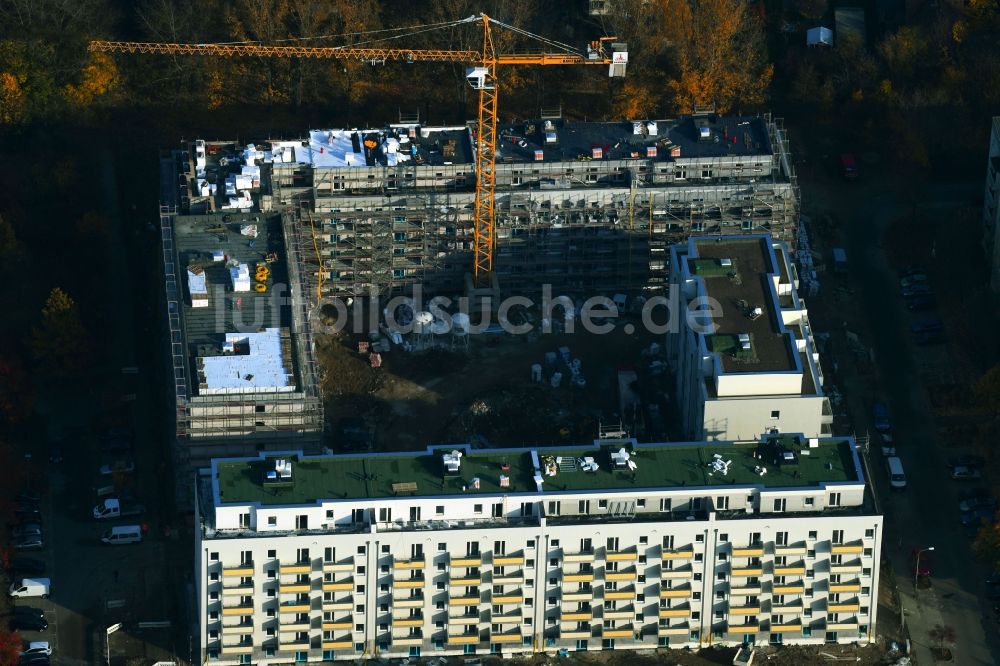 Luftaufnahme Berlin - Baustelle zum Neubau eines Wohn- und Geschäftshauses an der Schwarzheider Straße Ecke Louis-Lewin-Straße - Forster Straße im Ortsteil Hellersdorf in Berlin, Deutschland