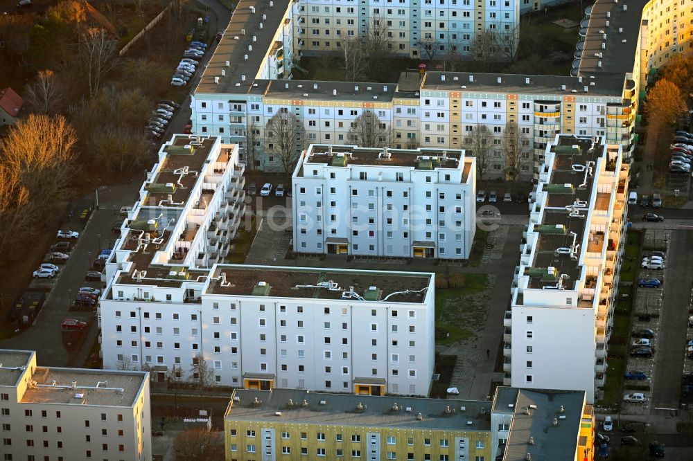 Luftaufnahme Berlin - Baustelle zum Neubau eines Wohn- und Geschäftshauses an der Schwarzheider Straße Ecke Louis-Lewin-Straße - Forster Straße im Ortsteil Hellersdorf in Berlin, Deutschland