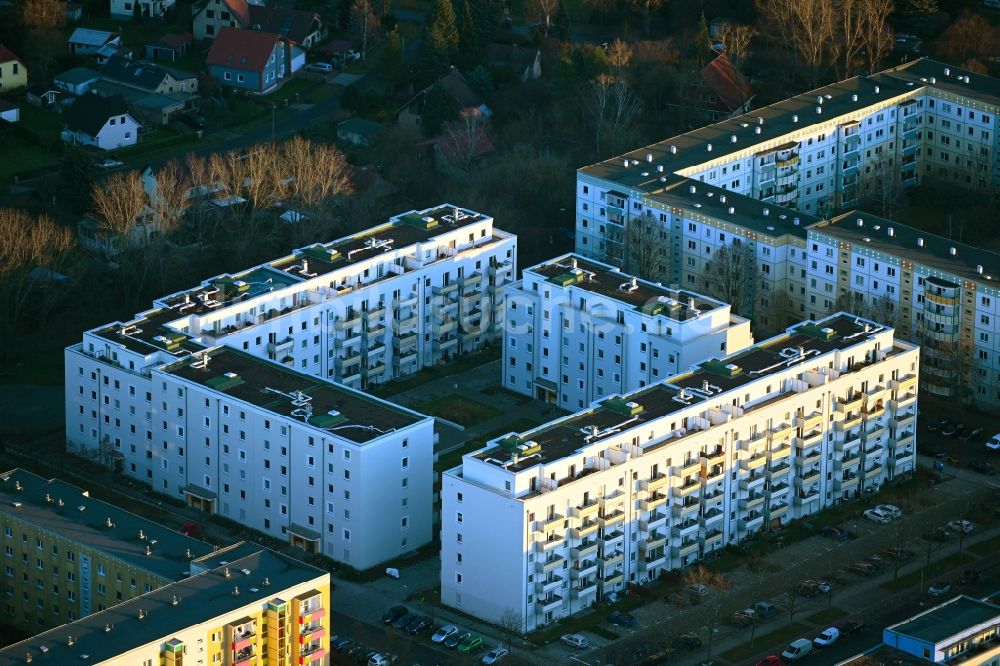 Luftbild Berlin - Baustelle zum Neubau eines Wohn- und Geschäftshauses an der Schwarzheider Straße Ecke Louis-Lewin-Straße - Forster Straße im Ortsteil Hellersdorf in Berlin, Deutschland