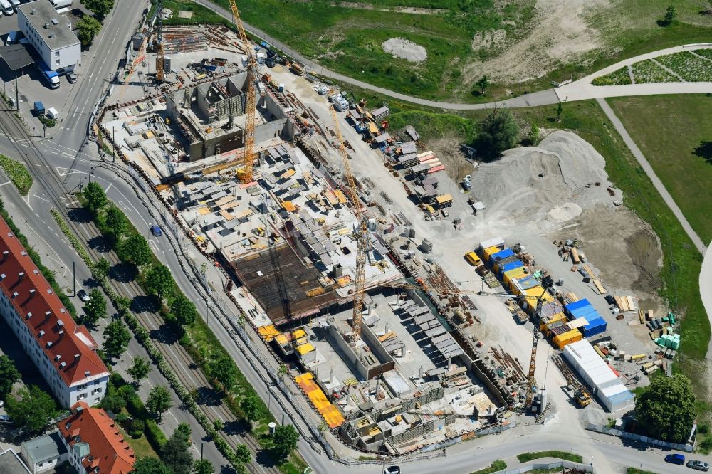 Luftaufnahme Augsburg - Baustelle zum Neubau eines Wohn- und Geschäftshauses der Wohnbaugruppe Augsburg im Ortsteil Kriegshaber in Augsburg im Bundesland Bayern, Deutschland