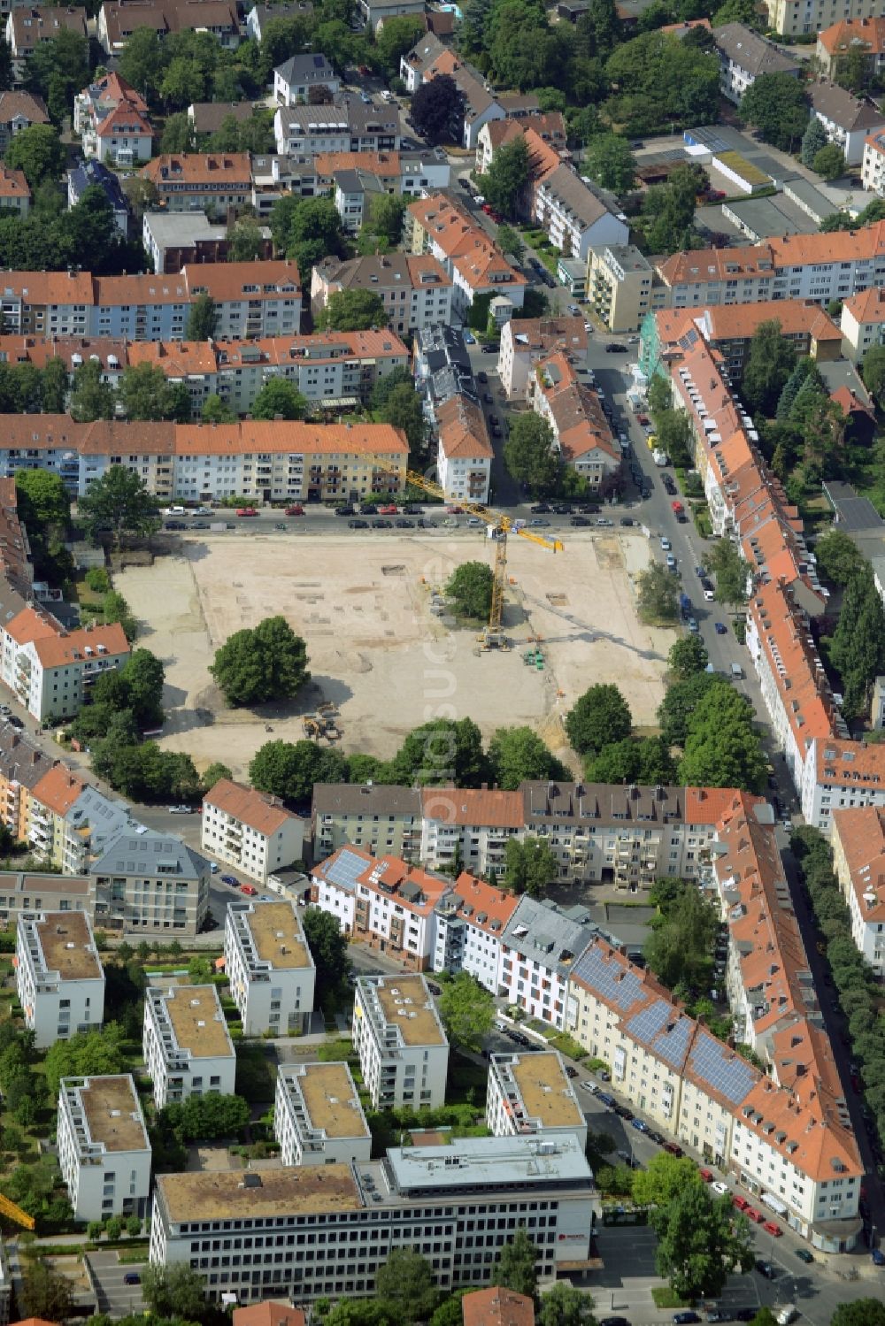 Luftaufnahme Hannover - Baustelle zum Neubau eines Wohn- und Geschäftshauskomplexes auf dem Abrißgelände der ehemaligen Schule an der Birkenstraße in der Südstadt in Hannover im Bundesland Niedersachsen