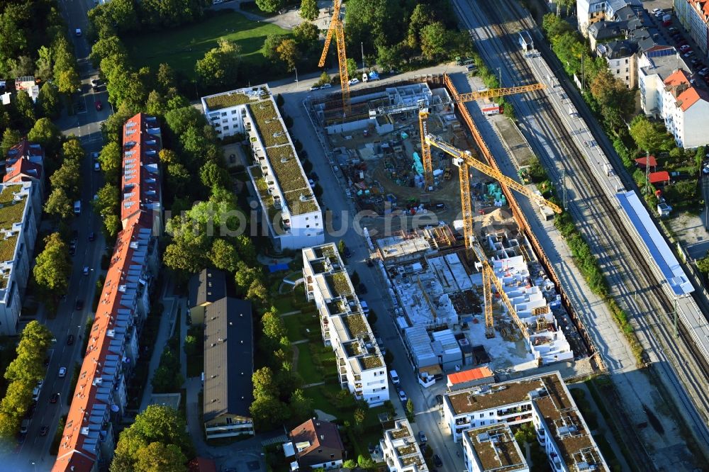 Luftaufnahme München - Baustelle zum Neubau eines Wohn- und Geschäftshausviertels Brennerpark im Ortsteil Sendling-Westpark in München im Bundesland Bayern, Deutschland