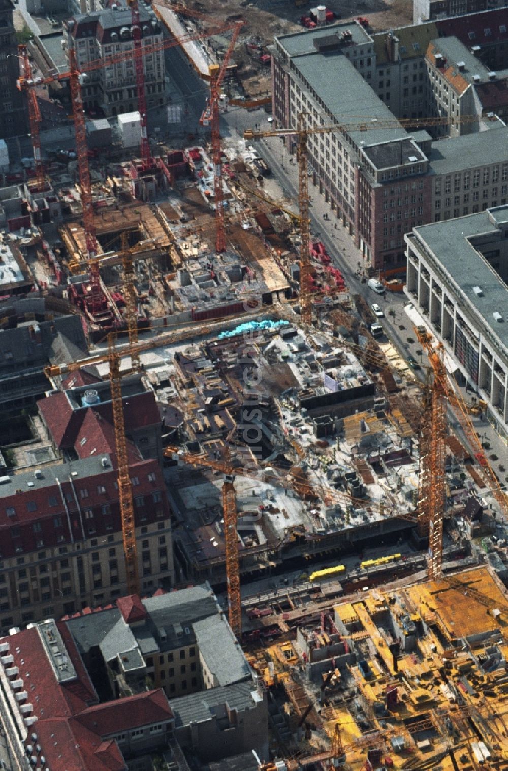 Berlin von oben - Baustelle zum Neubau der Wohn- und Geschäftshäuser Friedrichstadtpassagen am Quartier 207 der Galeries Lafayette an der Friedrichstraße in Berlin - Mitte