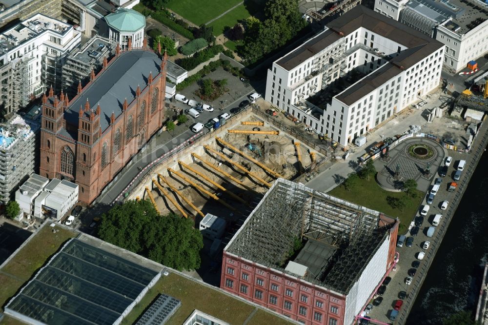 Berlin von oben - Baustelle zum Neubau von Wohn- und Geschäftshäusern in Berlin