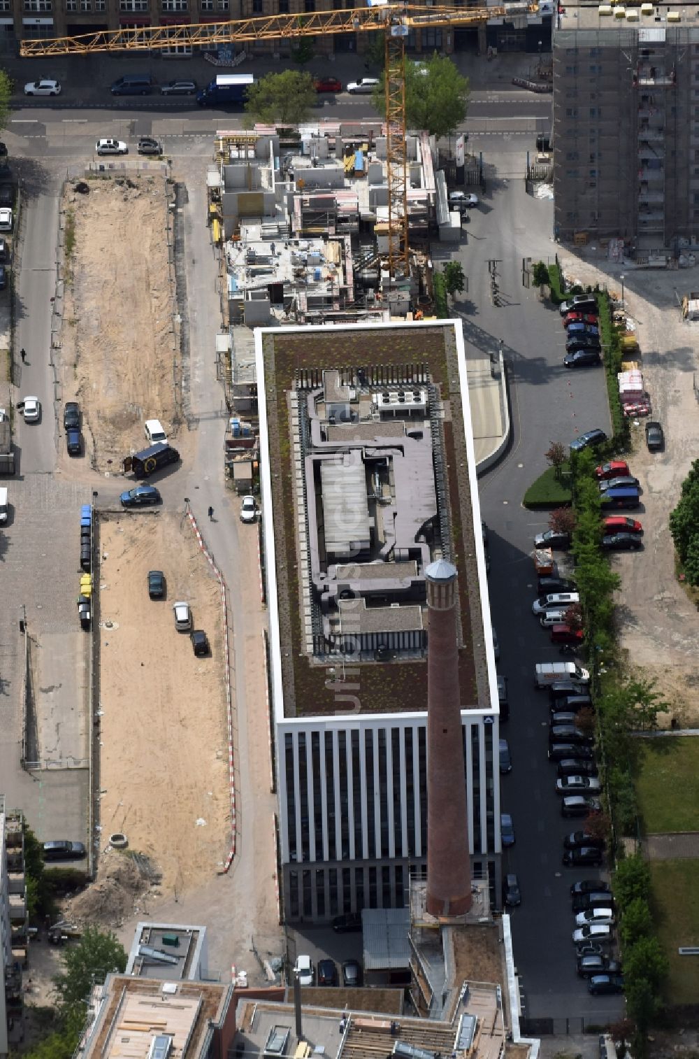 Luftaufnahme Berlin - Baustelle zum Neubau von Wohn- und Gewerbeeinheiten im Stadtteil Kreuzberg in Berlin