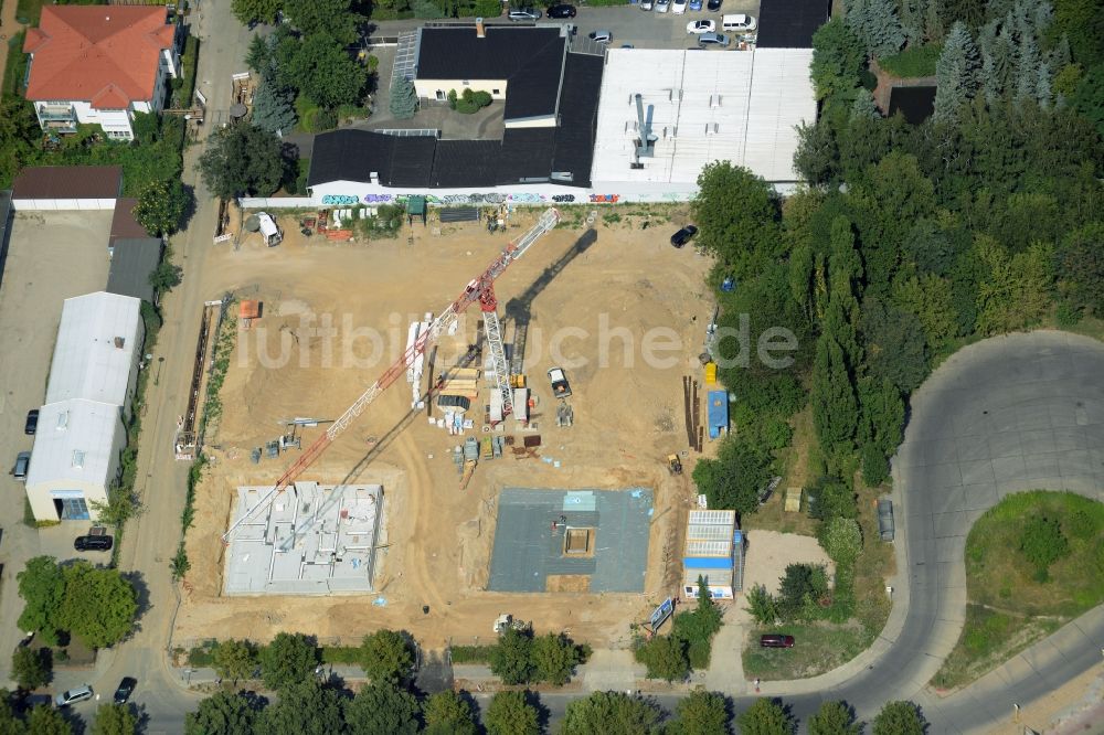 Berlin aus der Vogelperspektive: Baustelle zum Neubau einer Wohnanlage mit Eigentumswohnungen an der Falkenberger Straße im Ortsteil Weißensee im Bezirk Pankow in Berlin