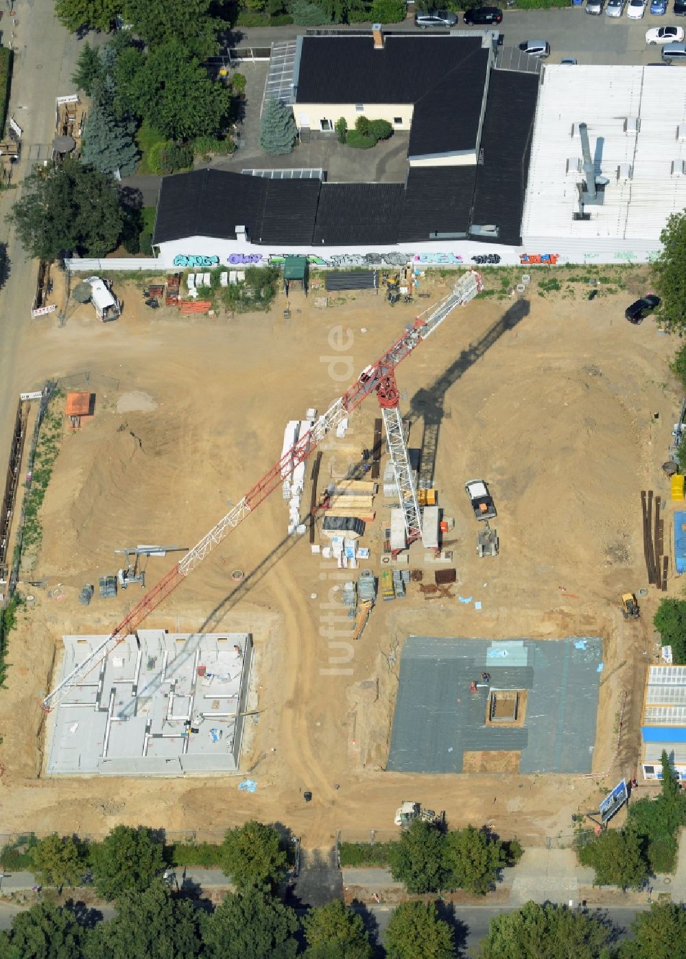 Luftbild Berlin - Baustelle zum Neubau einer Wohnanlage mit Eigentumswohnungen an der Falkenberger Straße im Ortsteil Weißensee im Bezirk Pankow in Berlin