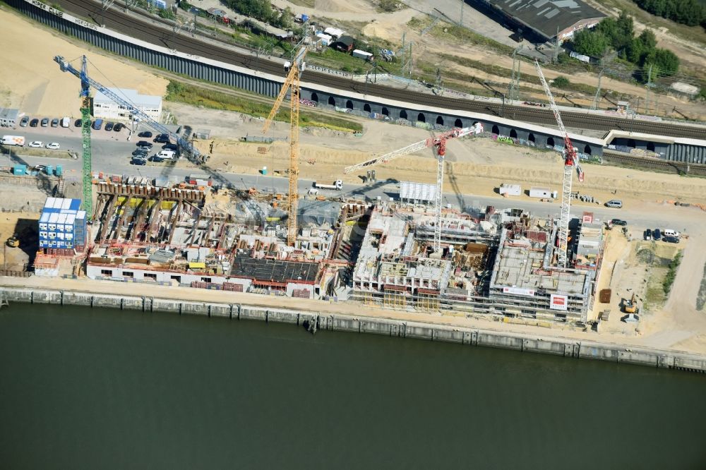 Hamburg von oben - Baustelle zum Neubau einer Wohnanlage an der Elbe in Hamburg