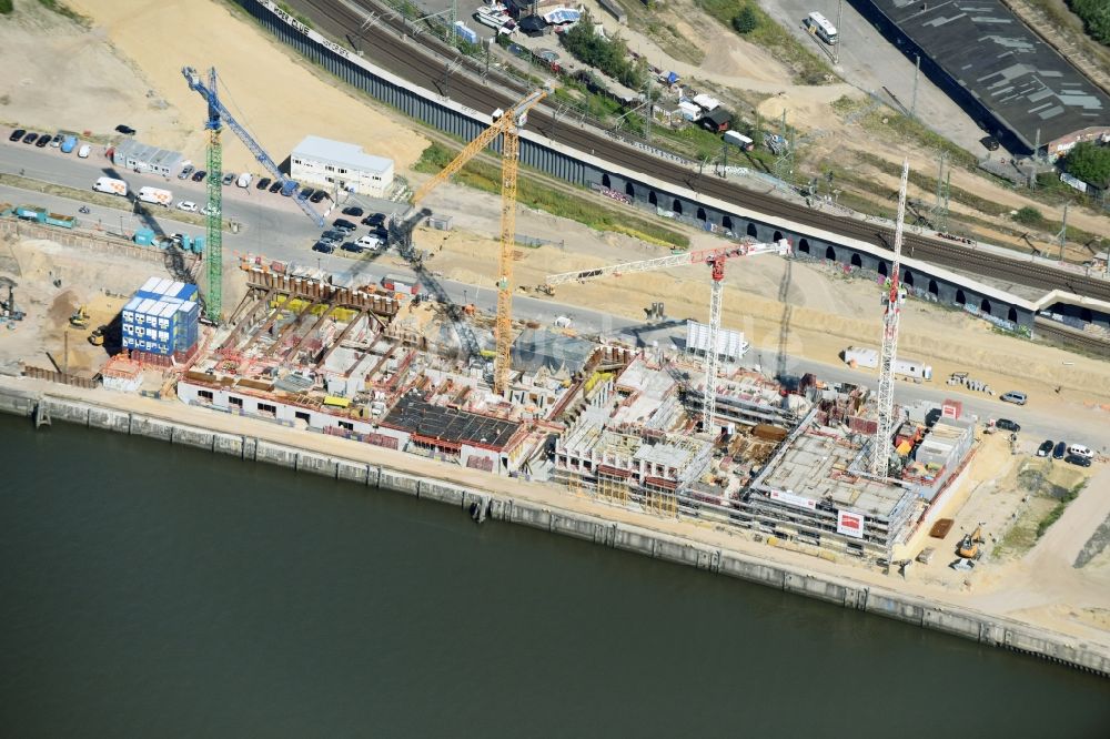 Hamburg aus der Vogelperspektive: Baustelle zum Neubau einer Wohnanlage an der Elbe in Hamburg