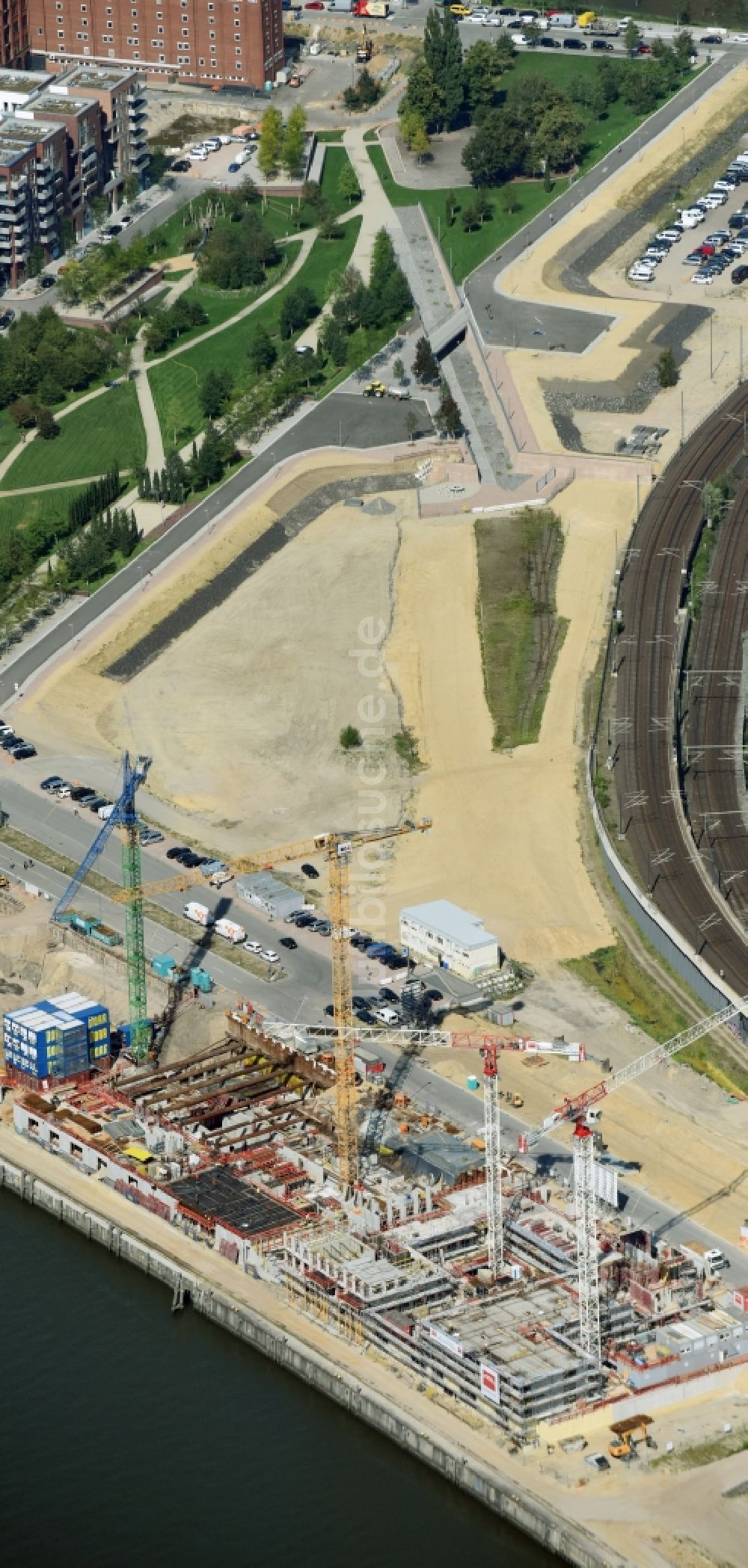 Hamburg von oben - Baustelle zum Neubau einer Wohnanlage an der Elbe in Hamburg