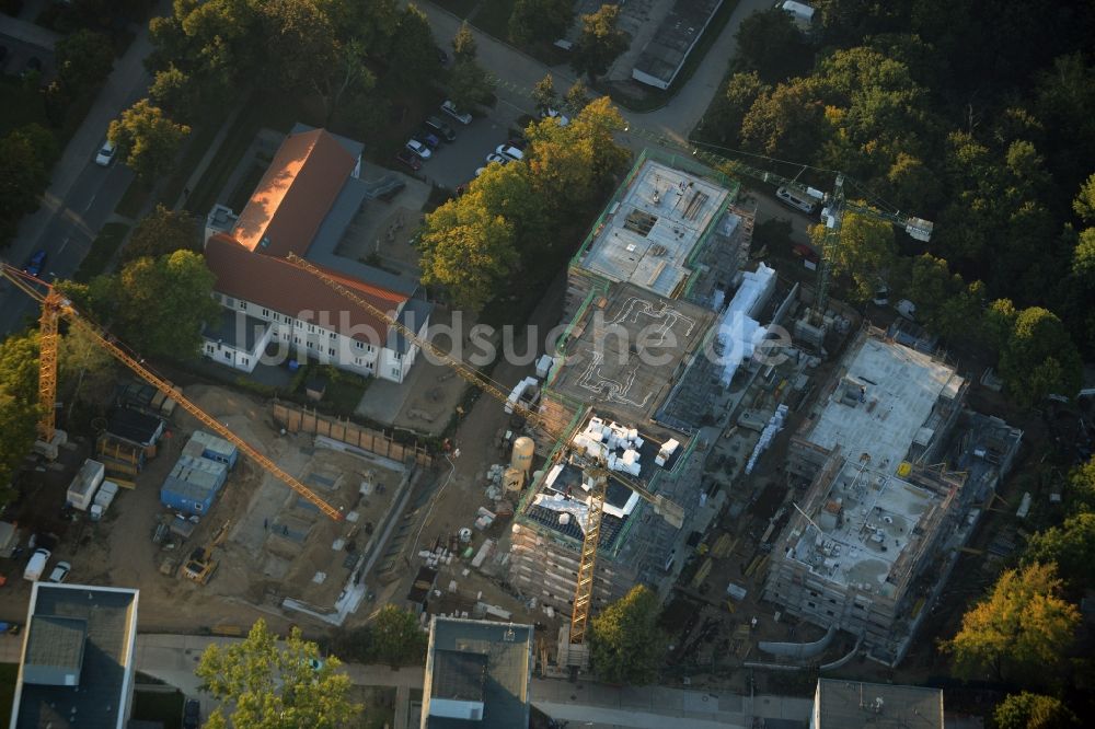 Teltow aus der Vogelperspektive: Baustelle zum Neubau einer Wohnanlage an der Elbestraße Ecke Iserstraße in Teltow im Bundesland Brandenburg