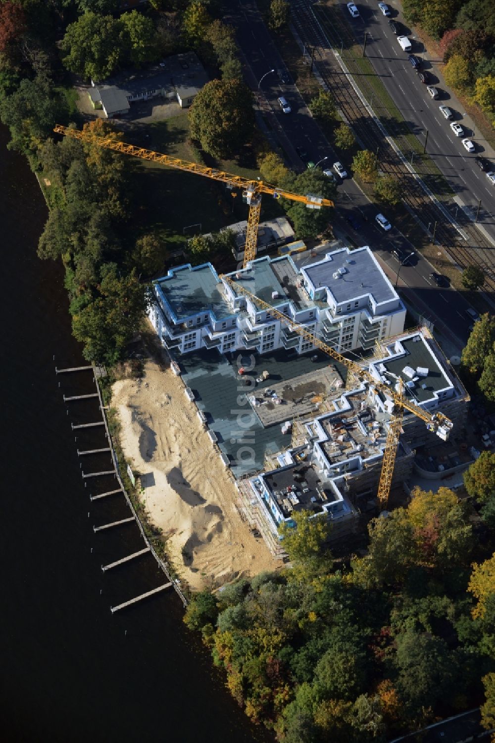 Berlin aus der Vogelperspektive: Baustelle zum Neubau der Wohnanlage Living Spree am Ufer des Flusses Spree im Bezirk Treptow-Köpenick in Berlin