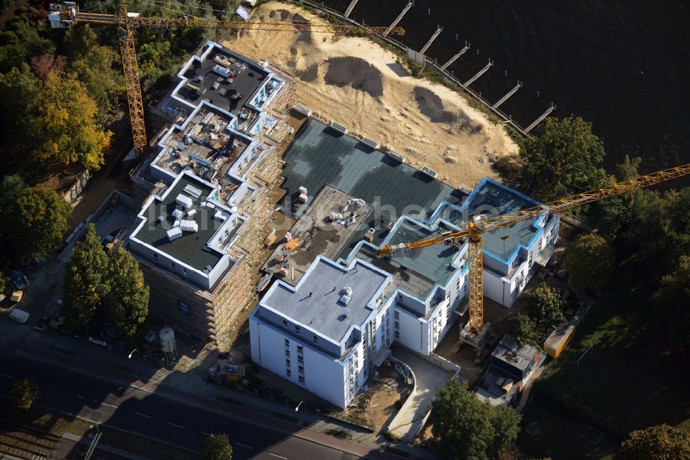 Berlin von oben - Baustelle zum Neubau der Wohnanlage Living Spree am Ufer des Flusses Spree im Bezirk Treptow-Köpenick in Berlin