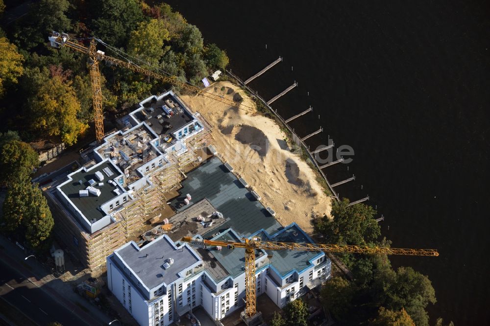 Berlin aus der Vogelperspektive: Baustelle zum Neubau der Wohnanlage Living Spree am Ufer des Flusses Spree im Bezirk Treptow-Köpenick in Berlin