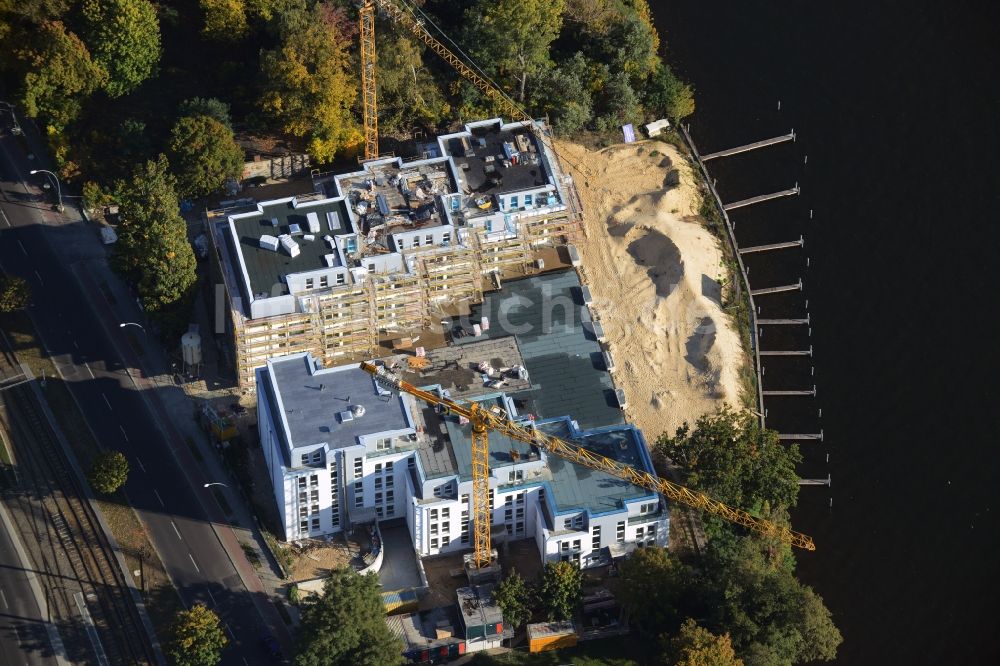 Luftbild Berlin - Baustelle zum Neubau der Wohnanlage Living Spree am Ufer des Flusses Spree im Bezirk Treptow-Köpenick in Berlin