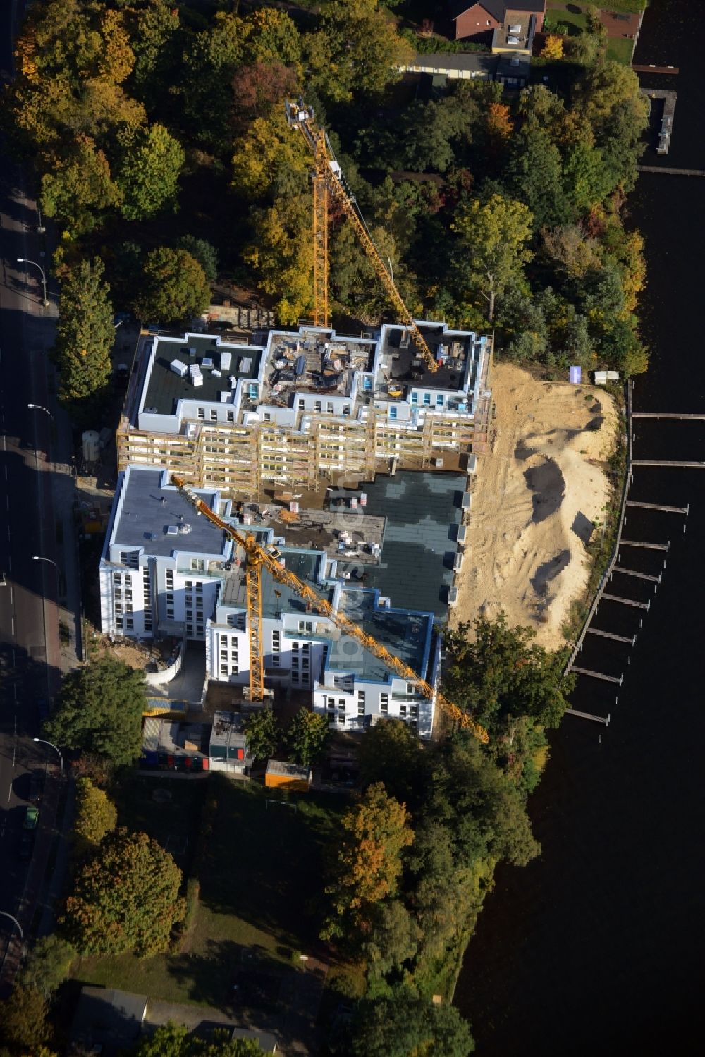 Luftaufnahme Berlin - Baustelle zum Neubau der Wohnanlage Living Spree am Ufer des Flusses Spree im Bezirk Treptow-Köpenick in Berlin