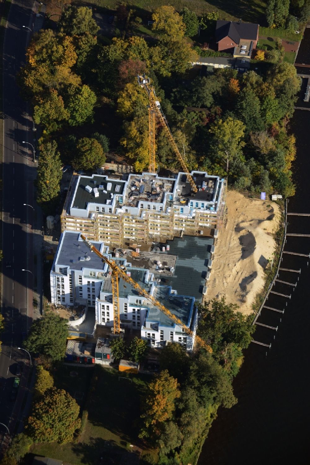 Berlin von oben - Baustelle zum Neubau der Wohnanlage Living Spree am Ufer des Flusses Spree im Bezirk Treptow-Köpenick in Berlin