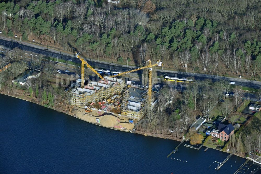 Luftaufnahme Berlin - Baustelle zum Neubau des Wohnanlage Living Spree am Ufer der Spree im Bezirk Treptow-Köpenick im Bundesland Berlin