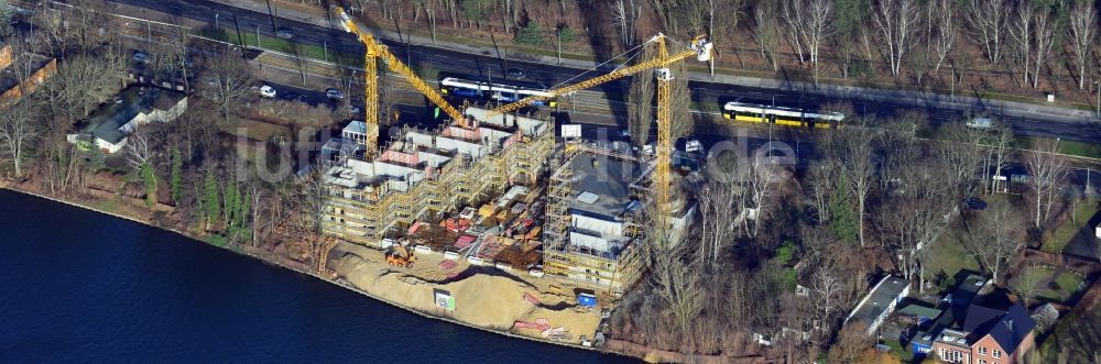 Berlin von oben - Baustelle zum Neubau des Wohnanlage Living Spree am Ufer der Spree im Bezirk Treptow-Köpenick im Bundesland Berlin