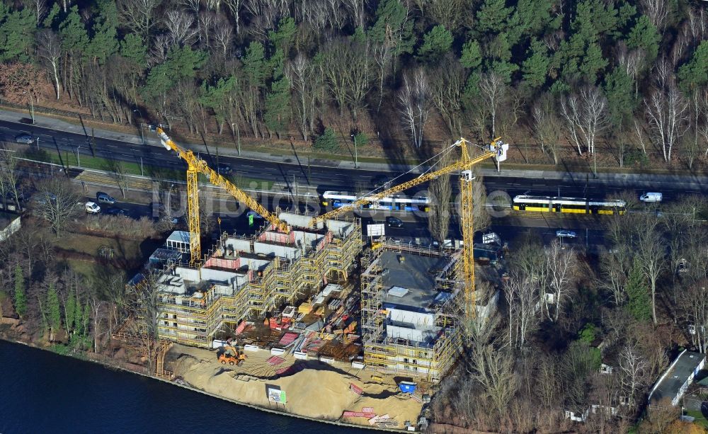 Berlin aus der Vogelperspektive: Baustelle zum Neubau des Wohnanlage Living Spree am Ufer der Spree im Bezirk Treptow-Köpenick im Bundesland Berlin