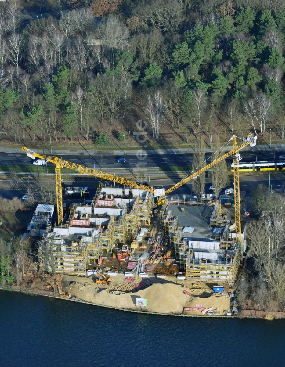 Luftaufnahme Berlin - Baustelle zum Neubau des Wohnanlage Living Spree am Ufer der Spree im Bezirk Treptow-Köpenick im Bundesland Berlin