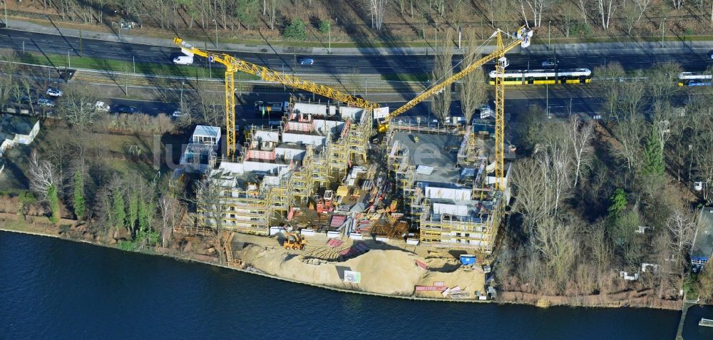 Berlin von oben - Baustelle zum Neubau des Wohnanlage Living Spree am Ufer der Spree im Bezirk Treptow-Köpenick im Bundesland Berlin