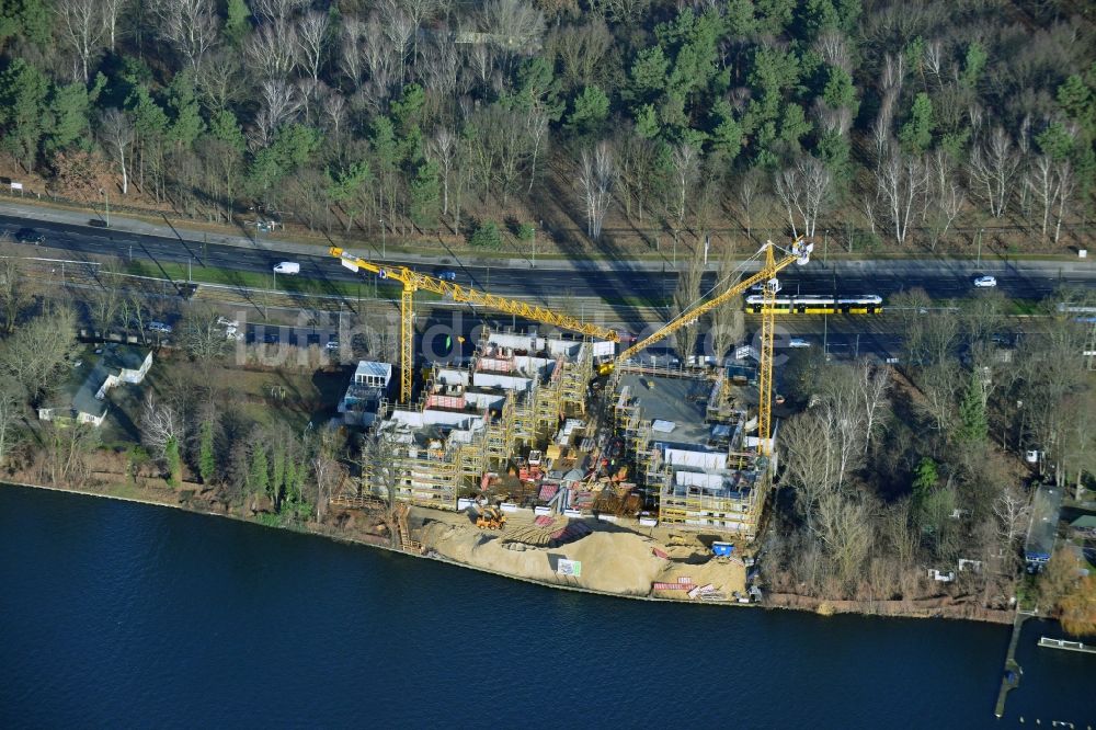 Berlin aus der Vogelperspektive: Baustelle zum Neubau des Wohnanlage Living Spree am Ufer der Spree im Bezirk Treptow-Köpenick im Bundesland Berlin