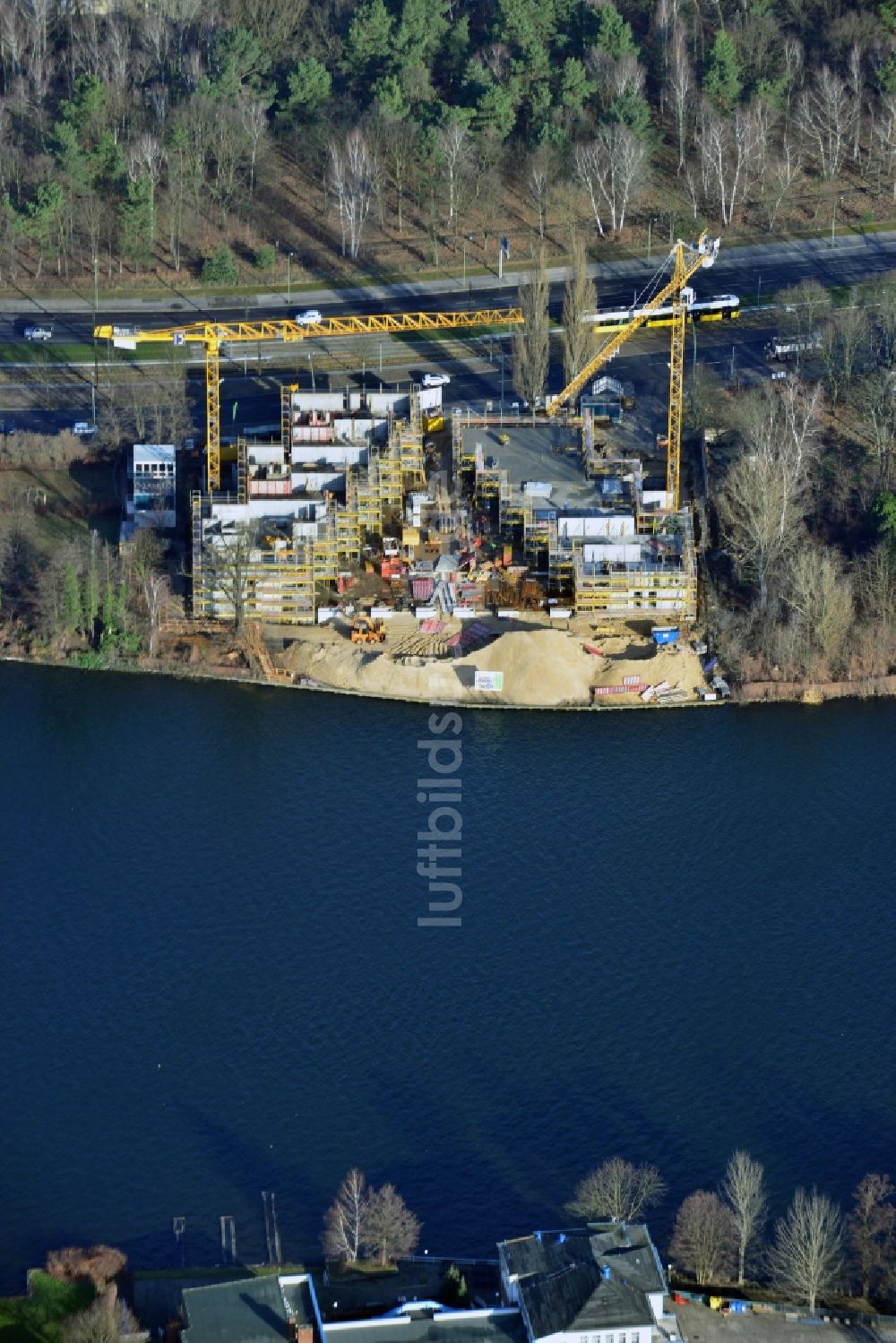 Luftbild Berlin - Baustelle zum Neubau des Wohnanlage Living Spree am Ufer der Spree im Bezirk Treptow-Köpenick im Bundesland Berlin