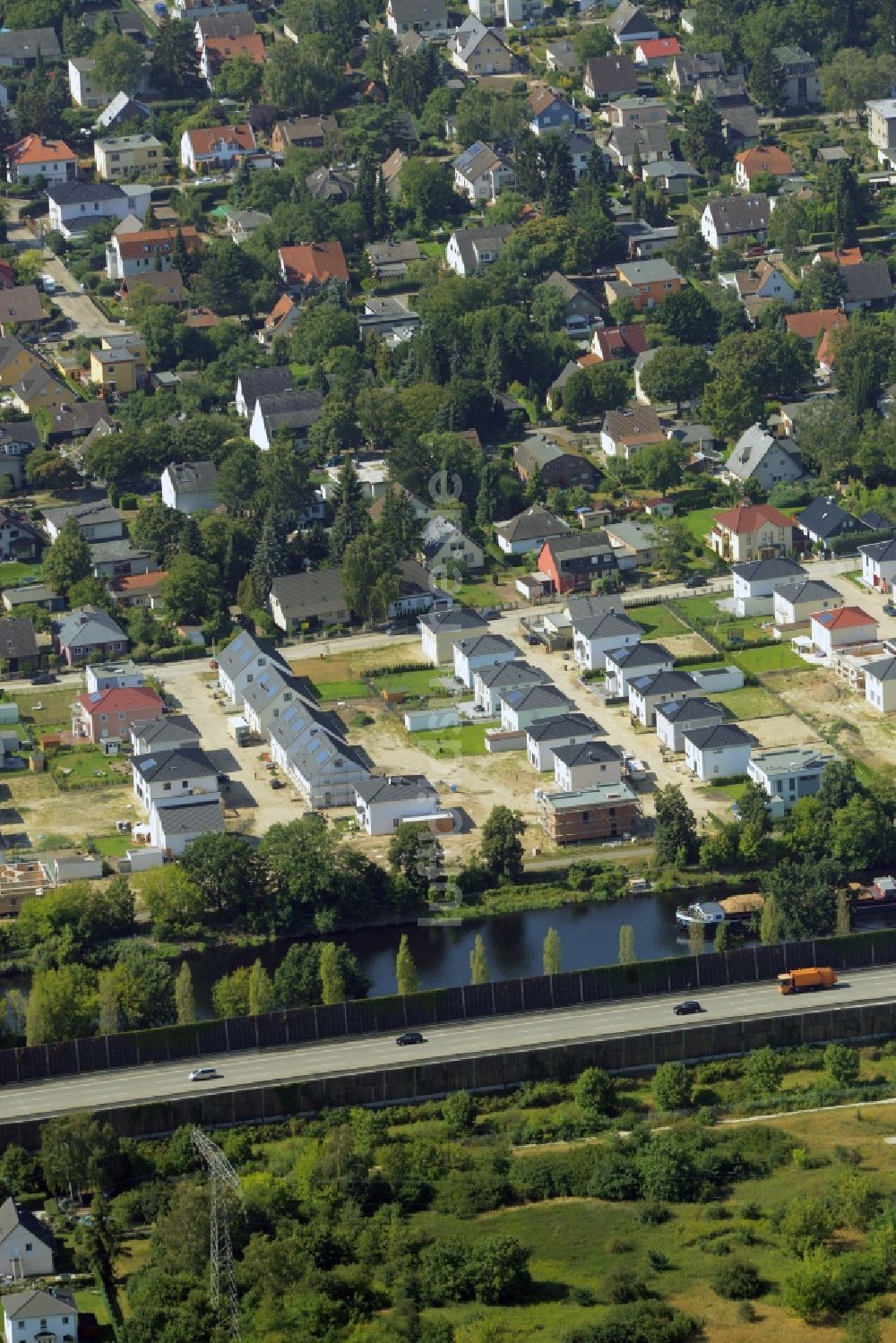 Berlin von oben - Baustelle zum Neubau einer Wohnanlage an der Straße Minzeweg in Berlin