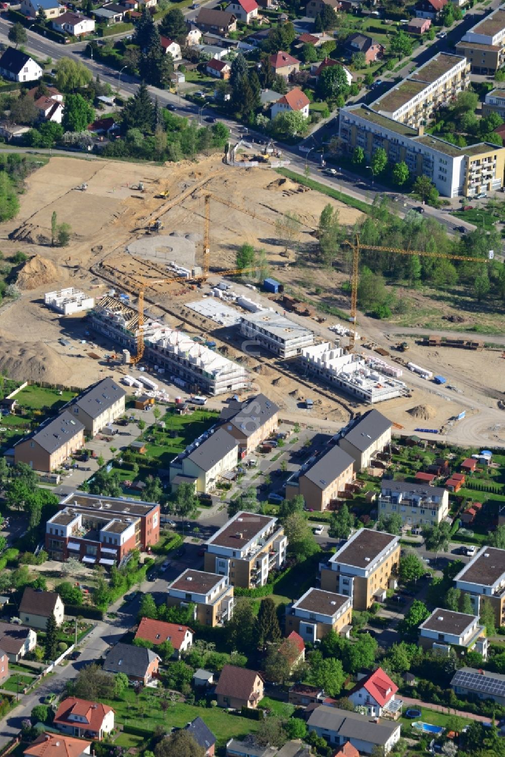 Berlin von oben - Baustelle zum Neubau einer Wohnanlage an der Wegedornstraße im Ortsteil Altglienicke im Bezirk Treptow-Köpenick in Berlin