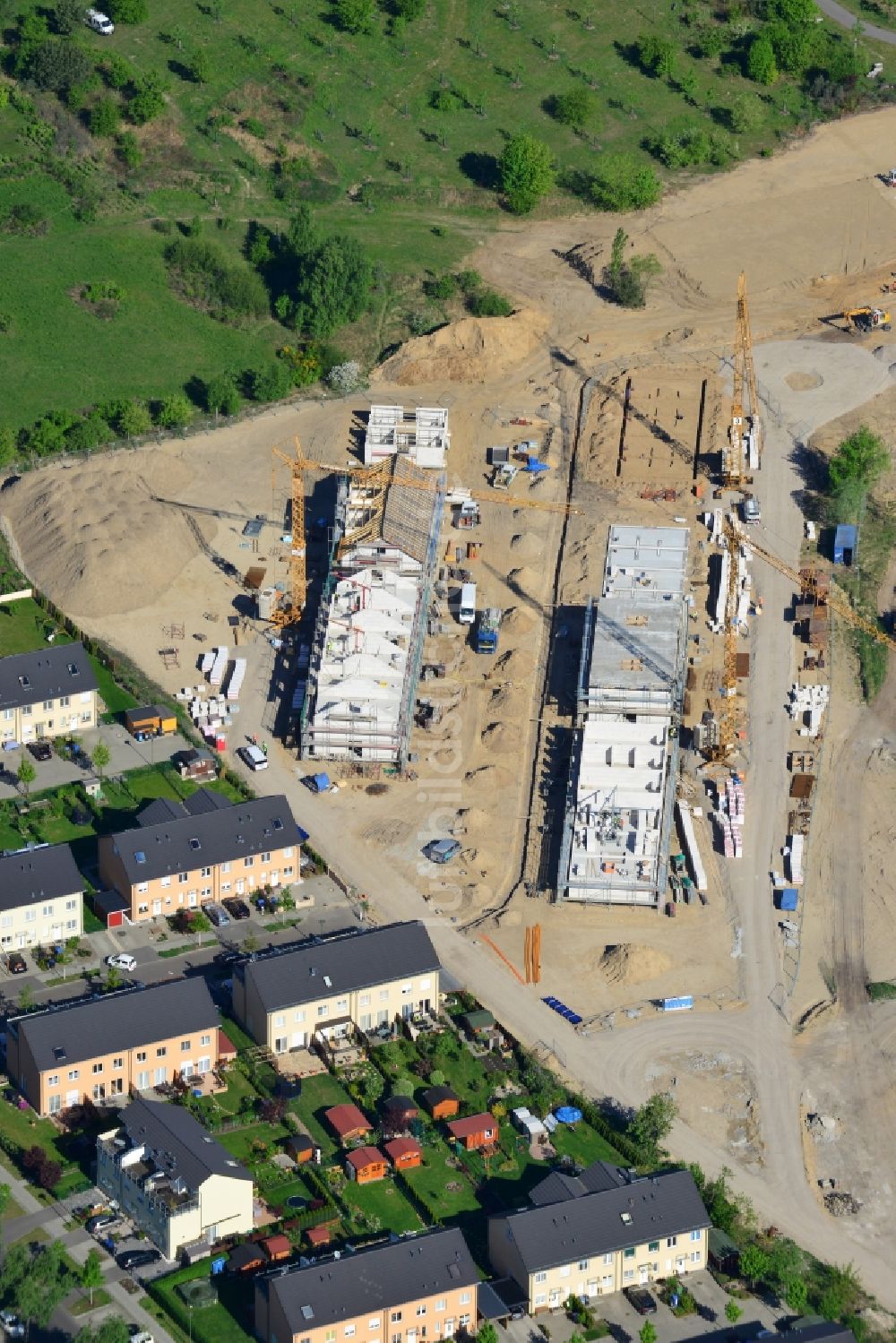 Berlin aus der Vogelperspektive: Baustelle zum Neubau einer Wohnanlage an der Wegedornstraße im Ortsteil Altglienicke im Bezirk Treptow-Köpenick in Berlin