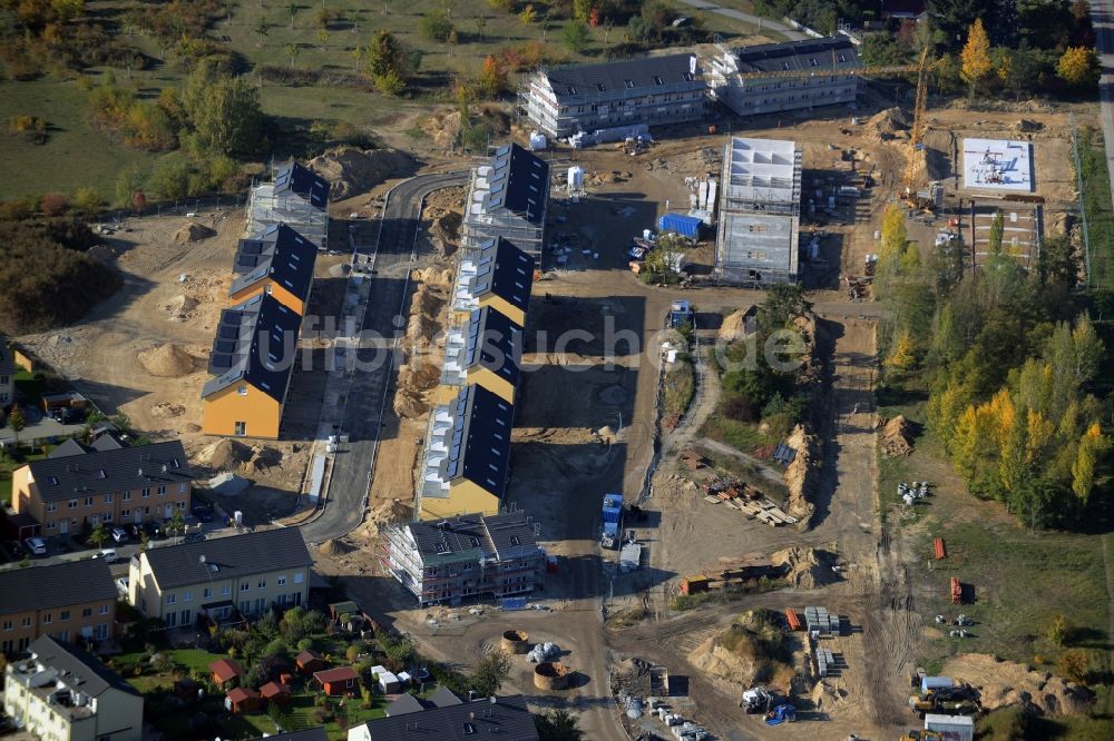 Berlin aus der Vogelperspektive: Baustelle zum Neubau einer Wohnanlage an der Wegedornstraße im Ortsteil Altglienicke im Bezirk Treptow-Köpenick in Berlin