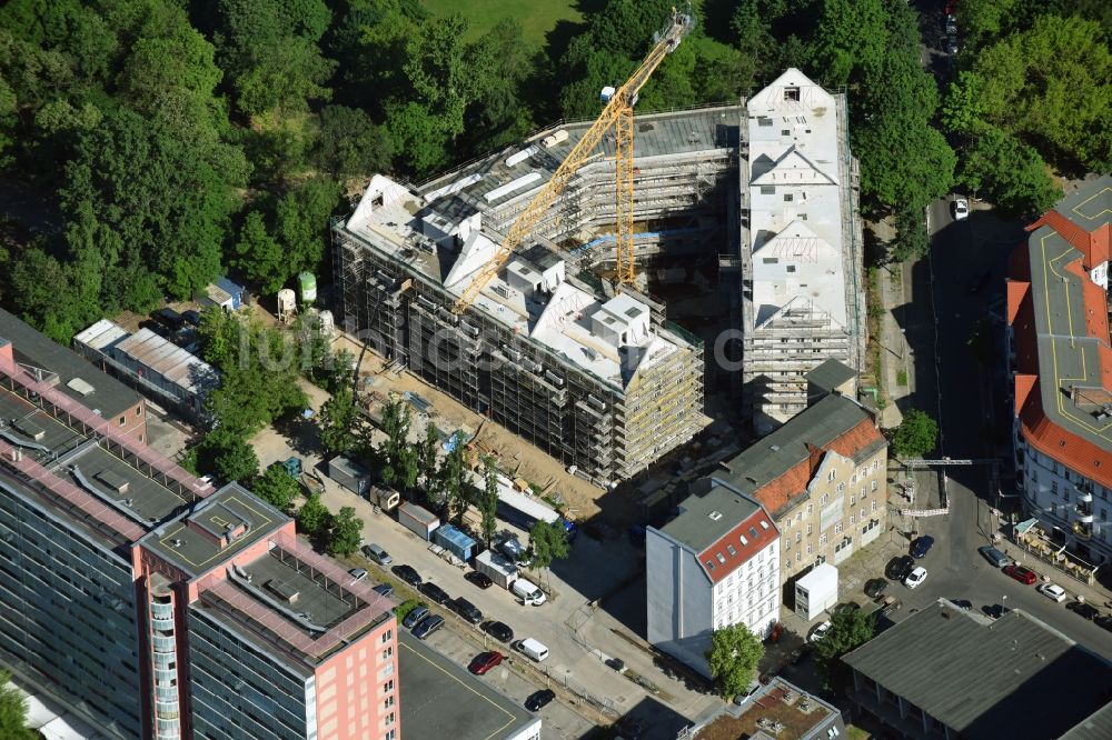 Berlin von oben - Baustelle zum Neubau eines Wohnblocks in der Rathausstraße in Berlin, Deutschland