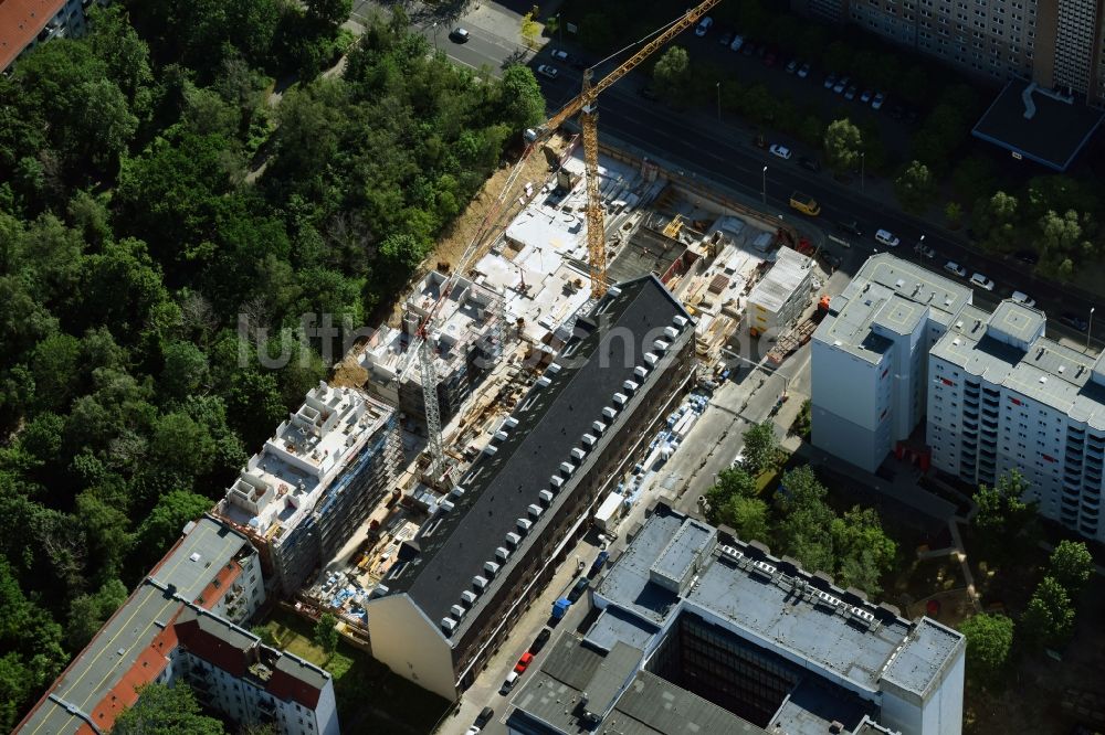 Berlin von oben - Baustelle zum Neubau eines Wohnblocks in der Rathausstraße in Berlin, Deutschland