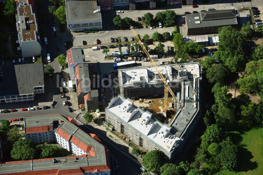 Berlin aus der Vogelperspektive: Baustelle zum Neubau eines Wohnblocks in der Rathausstraße in Berlin, Deutschland