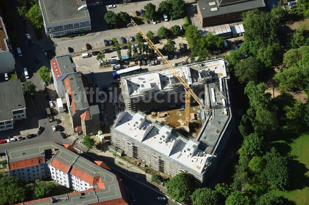 Luftbild Berlin - Baustelle zum Neubau eines Wohnblocks in der Rathausstraße in Berlin, Deutschland