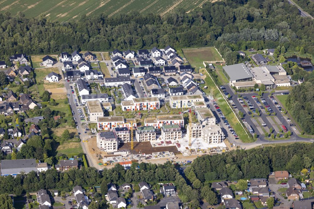 Luftbild Bedburg - Baustelle zum Neubau- Wohngebiet einer Ein und Mehrfamilienhaus- Siedlung des Baugebiets Sonnenfeld in Bedburg- Kaster im Bundesland Nordrhein-Westfalen, Deutschland