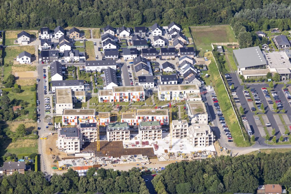 Bedburg von oben - Baustelle zum Neubau- Wohngebiet einer Ein und Mehrfamilienhaus- Siedlung des Baugebiets Sonnenfeld in Bedburg- Kaster im Bundesland Nordrhein-Westfalen, Deutschland