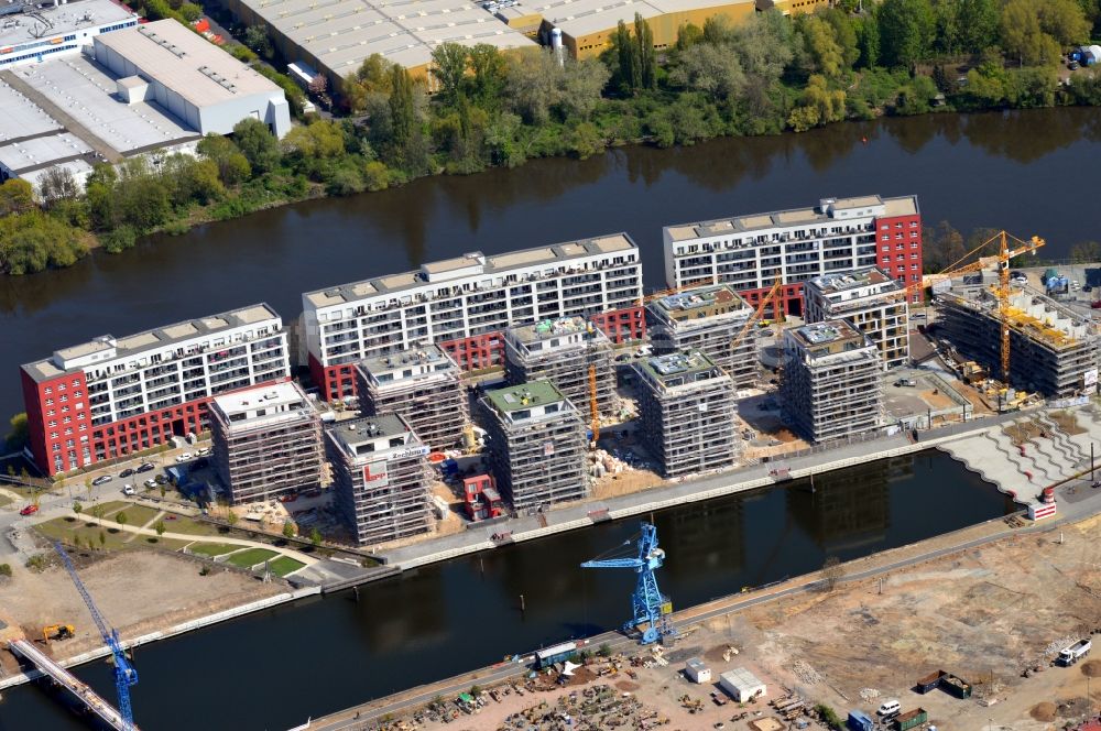 Frankfurt am Main aus der Vogelperspektive: Baustelle zum Neubau von Wohngebäuden auf der Hafeninsel des Main in Frankfurt / Main im Bundesland Hessen