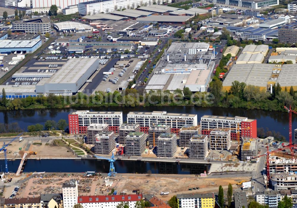 Luftaufnahme Offenbach am Main - Baustelle zum Neubau von Wohngebäuden auf der Hafeninsel des Main in Frankfurt / Main im Bundesland Hessen