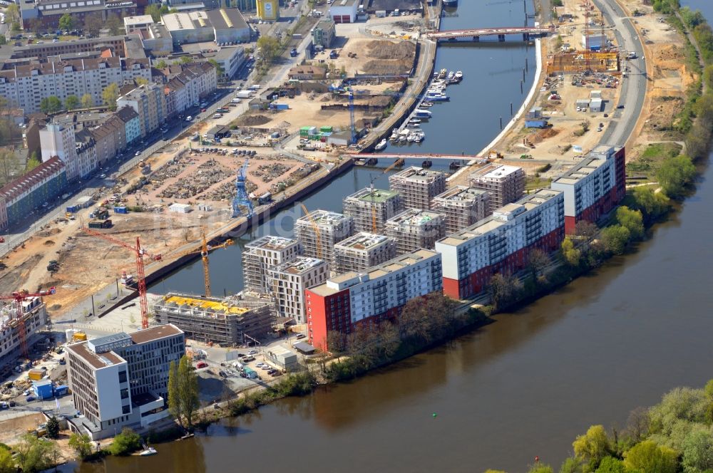 Offenbach am Main von oben - Baustelle zum Neubau von Wohngebäuden auf der Hafeninsel des Main in Frankfurt / Main im Bundesland Hessen