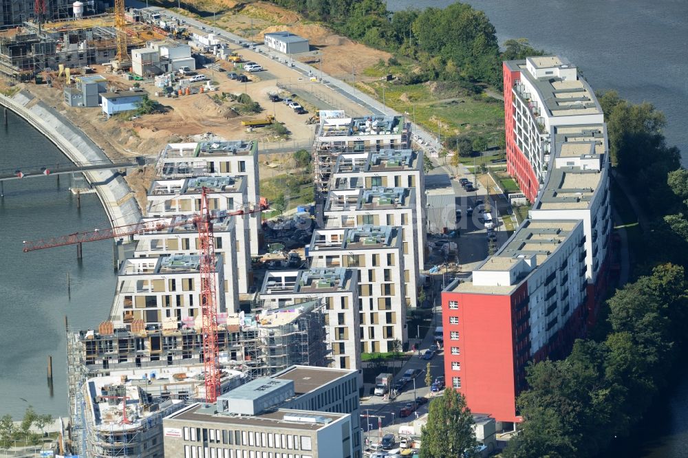 Luftbild Offenbach am Main - Baustelle zum Neubau von Wohngebäuden auf der Hafeninsel des Main in Frankfurt / Main im Bundesland Hessen