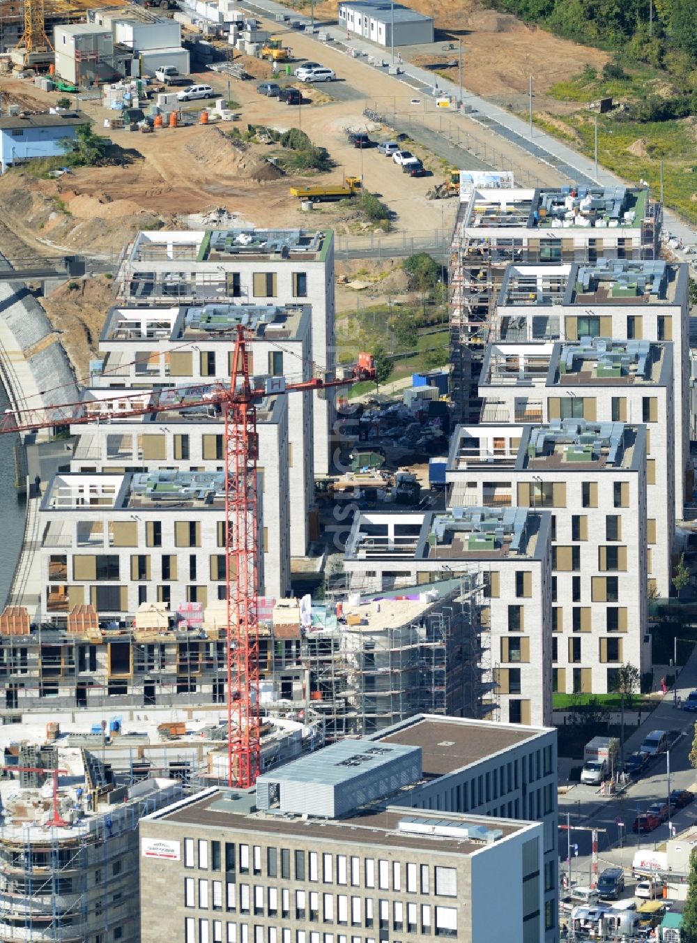 Luftaufnahme Offenbach am Main - Baustelle zum Neubau von Wohngebäuden auf der Hafeninsel des Main in Frankfurt / Main im Bundesland Hessen