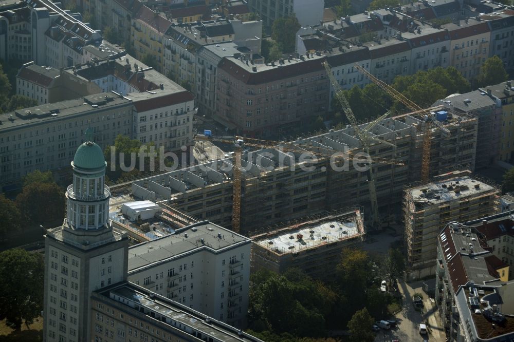 Luftaufnahme Berlin - Baustelle zum Neubau eines Wohnhaus- und Geschäftshaus durch die DIW Bau GmbH an der Warschauer Straße Ecke Frankfurter Tor in Berlin