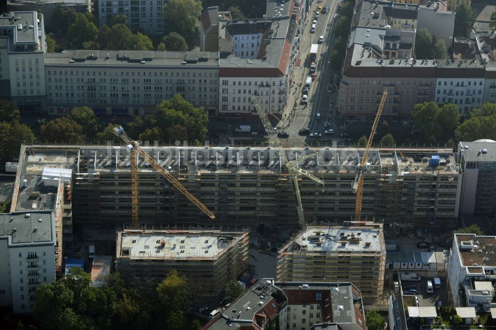 Berlin von oben - Baustelle zum Neubau eines Wohnhaus- und Geschäftshaus durch die DIW Bau GmbH an der Warschauer Straße Ecke Frankfurter Tor in Berlin